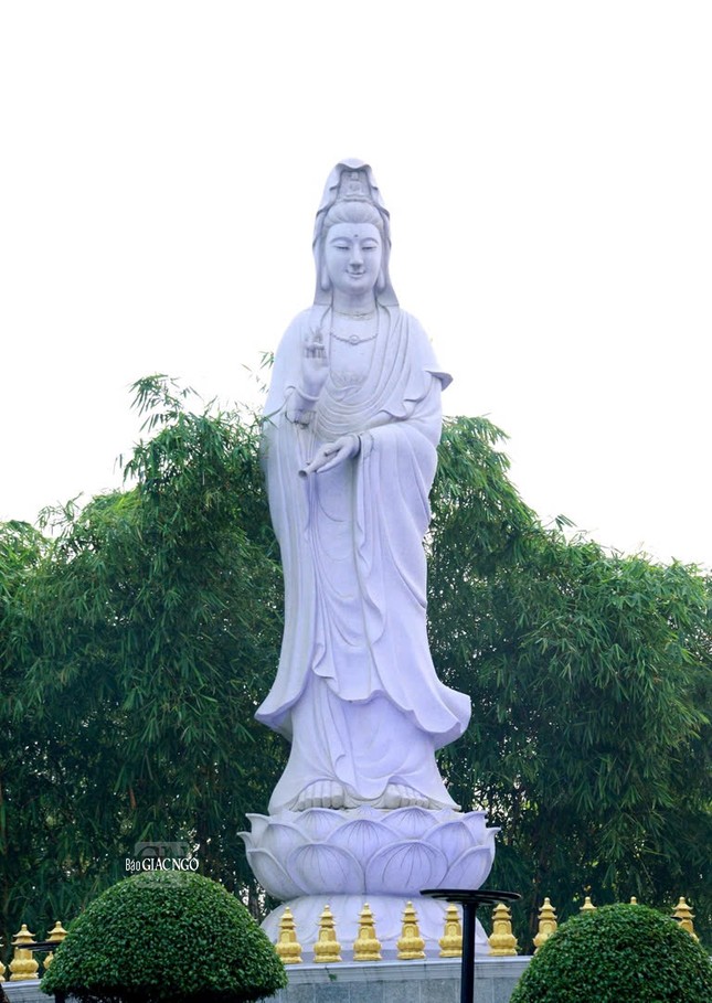 Thánh tượng Bồ-tát trong khuôn viên chùa Huê Nghiêm