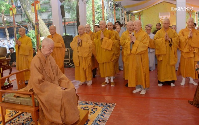 Hòa thượng Thích Lệ Trang thay mặt Ban Tổ chức tác bạch pháp sự lên Đức Pháp chủ Hòa thượng Thích Lệ Trang thay mặt Ban Tổ chức tác bạch pháp sự lên Đức Pháp chủ