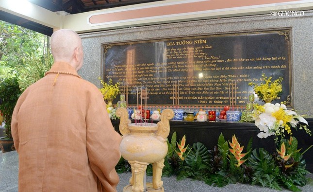 Đức Pháp chủ cầu nguyện tại khu mộ tập thể Đức Pháp chủ cầu nguyện tại khu mộ tập thể