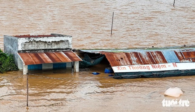 Dù nước đã rút hơn 1m nhưng nhiều nhà dân tại thôn Nhơn Hội ven sông Dinh (phường Đô Vinh, Phan Rang) vẫn bị ngập 2/3