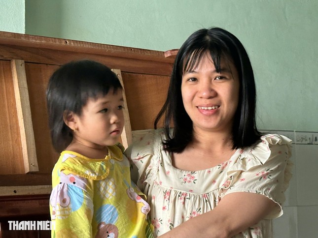 Chị Phượng đang mang thai may mắn được cứu ra khỏi vùng lũ