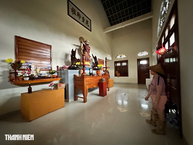 Hàng trăm người dân thôn Mỹ Xuân 1 phải chen chúc trong chánh điện chùa Long Quang trong những ngày lũ lụt