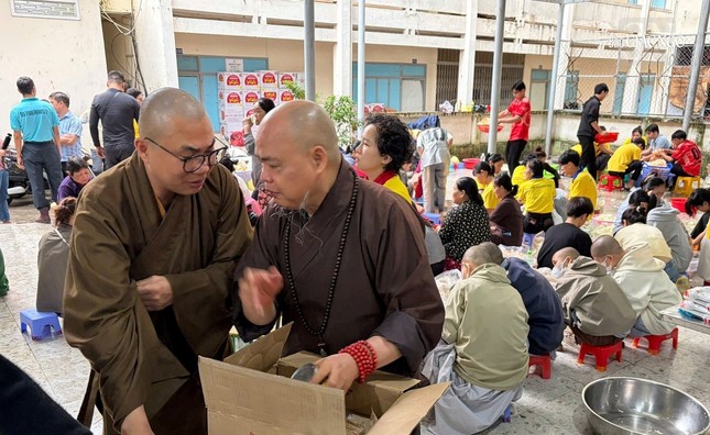 Thượng tọa Thích Thanh Phong và Đại đức Thích Minh Phú tại bếp dã chiến Trường Đại học Nha Trang