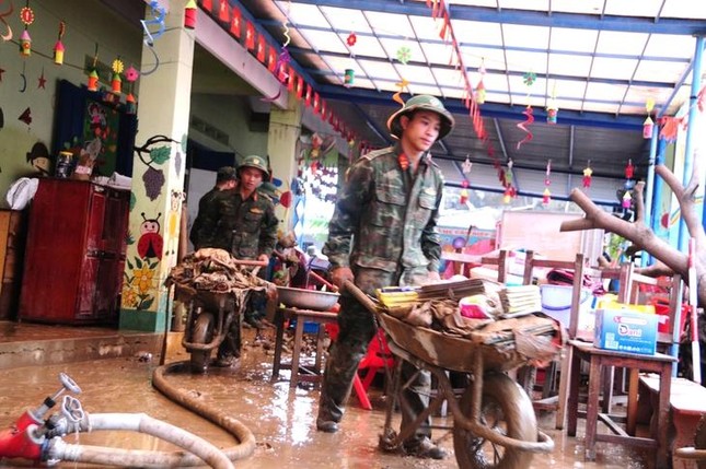 Bộ đội Trung đoàn 95, Sư đoàn 2 dọn bùn ở Tuy An Đông - Ảnh: B.D