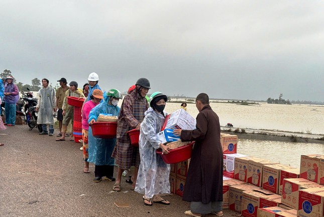 Trao quà đến bà con để chia sẻ những khó khăn sau đợt lũ lụt gây thiệt hại nặng nề lên đời sống vừa qua Trao quà đến bà con để chia sẻ những khó khăn sau đợt lũ lụt gây thiệt hại nặng nề lên đời sống vừa qua