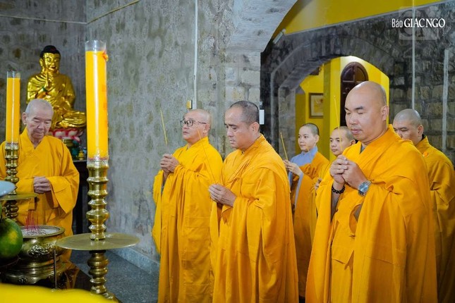 Dâng hương, đảnh lễ chư vị Tổ sư tại tổ đình Thiên Thai Dâng hương, đảnh lễ chư vị Tổ sư tại tổ đình Thiên Thai