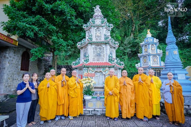 Bảo tháp Trưởng lão Hòa thượng Thích Thiện Hào tại vườn tháp tổ đình Thiên Thai Bảo tháp Trưởng lão Hòa thượng Thích Thiện Hào tại vườn tháp tổ đình Thiên Thai