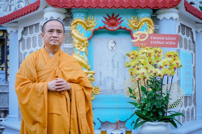 Bảo tháp Trưởng lão Hòa thượng Thích Minh Nguyệt - Chủ nhiệm sáng lập Báo Giác Ngộ, tọa lạc trong khuôn viên tổ đình Thiên Thai Bảo tháp Trưởng lão Hòa thượng Thích Minh Nguyệt - Chủ nhiệm sáng lập Báo Giác Ngộ, tọa lạc trong khuôn viên tổ đình Thiên Thai