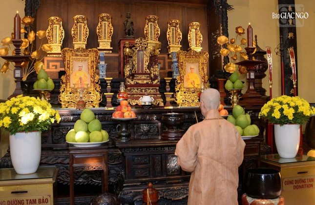 Đại lão Hòa thượng dâng hương trước Tổ đường Ấn Quang Đại lão Hòa thượng dâng hương trước Tổ đường Ấn Quang