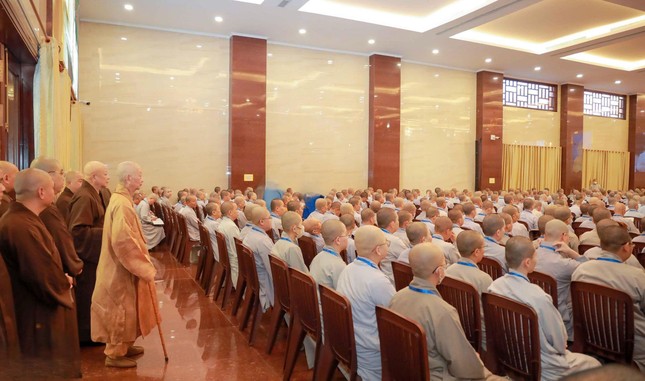 Hàng ngày có buổi thuyết trình buổi sáng, chiều sẽ diễn ra thảo luận; song song đó là chương trình tu học của chư hành giả Khóa huân tu tập trung cấm túc