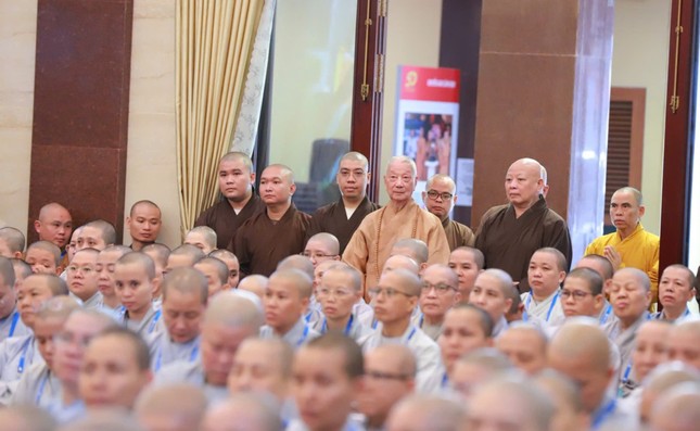 Hòa thượng Thích Lệ Trang hướng dẫn Đức Pháp chủ quang lâm chứng kiến một buổi thuyết trình trong chương trình Khóa huân tu và Bồi dưỡng trụ trì với gần 1.000 Tăng Ni tham dự