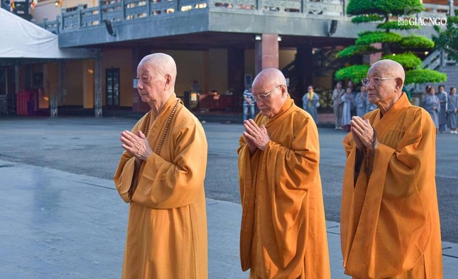 Đức Pháp chủ và chư tôn Trưởng lão cầu nguyện trước tháp Đa Bảo - nơi tôn trí xá-lợi Trái tim Bồ-tát Thích Quảng Đức trong khuôn viên Việt Nam Quốc Tự trước Hội nghị Ban Thường trực Hội đồng Chứng minh sáng 28-12-2025