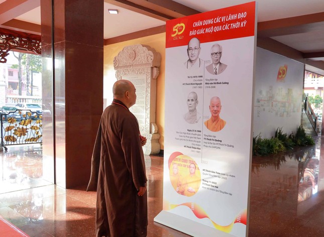 Thượng tọa Thích Thanh Phong xem hình ảnh dấu ấn 50 năm Báo Giác Ngộ trưng bày tại Việt Nam Quốc Tự - Ảnh: Nguyên Tài