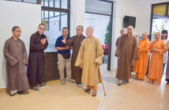 Đức Pháp chủ quang lâm trụ sở tòa soạn Báo Giác Ngộ thăm nhân dịp kỷ niệm 50 năm thành lập, xuất bản số đầu tiên