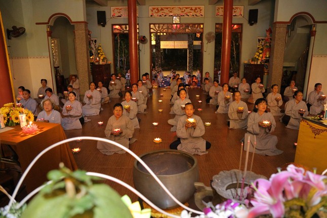 Phật tử lắng đọng, hướng lòng về hồng danh và các đại nguyện của Đức Phật A Di Đà