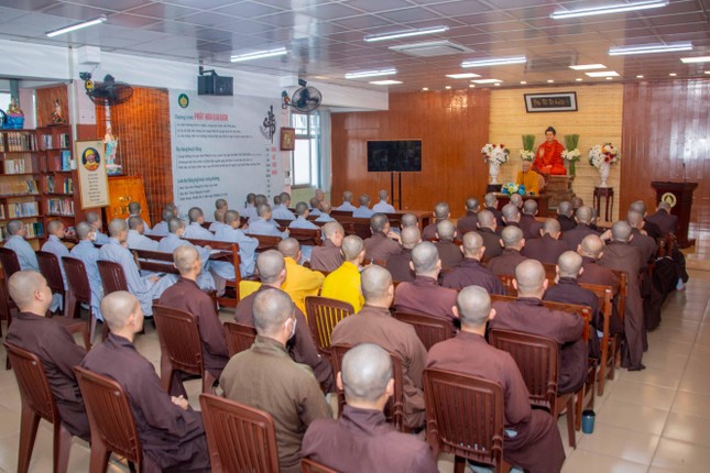 Các hành giả lắng nghe buổi thuyết giảng, chia sẻ của Hòa thượng Thích Minh Thông Các hành giả lắng nghe buổi thuyết giảng, chia sẻ của Hòa thượng Thích Minh Thông