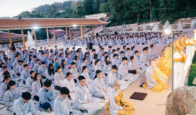 Thời khóa sáng giữa thiên nhiên vùng núi tại khoá tu tuổi trẻ “Vui trong ánh đạo” lần thứ 4