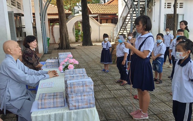 Em Lê Thị Tuyết Vy dâng lời cảm niệm tri ân - Ảnh: Chùa Sùng Đức Em Lê Thị Tuyết Vy dâng lời cảm niệm tri ân - Ảnh: Chùa Sùng Đức