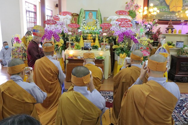 Môn đồ pháp quyến dâng phạn thực cúng dường Môn đồ pháp quyến dâng phạn thực cúng dường