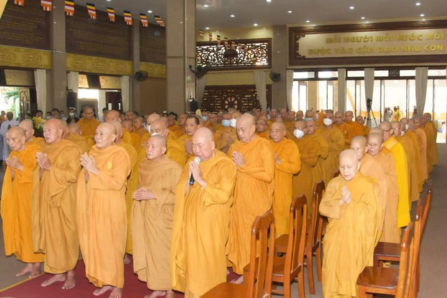 Chư tôn đức Hệ phái Khất sĩ phúng tụng kinh văn cử hành nghi thức di quan