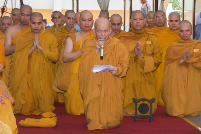 Hòa thượng Thích Minh Thành đọc thơ của Hòa thượng Thích Giác Toàn tiễn biệt Trưởng lão Hòa thượng trước lúc di quan