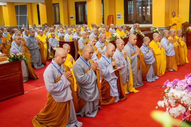 Đại diện giới tử phát nguyện thọ giới