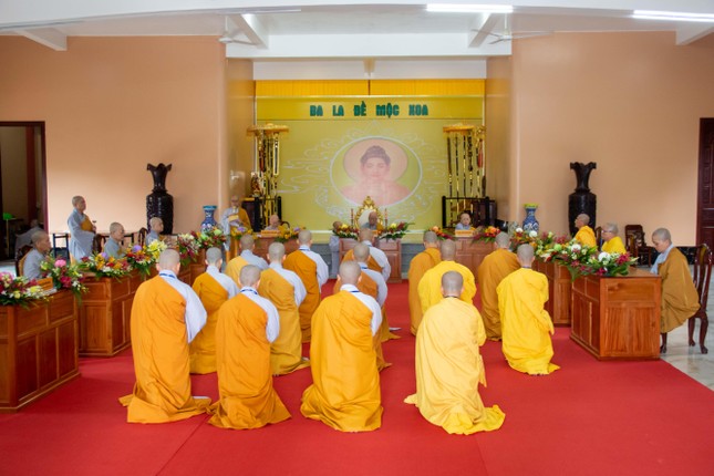 Giới tử Thức-xoa-ma-na được Hòa thượng Đường đầu Ni truyền trao giới tướng Giới tử Thức-xoa-ma-na được Hòa thượng Đường đầu Ni truyền trao giới tướng