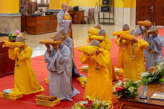 Giới tử Tỳ-kheo-ni thọ nhận tam y, bình bát, tọa cụ và đãy lọc nước Giới tử Tỳ-kheo-ni thọ nhận tam y, bình bát, tọa cụ và đãy lọc nước