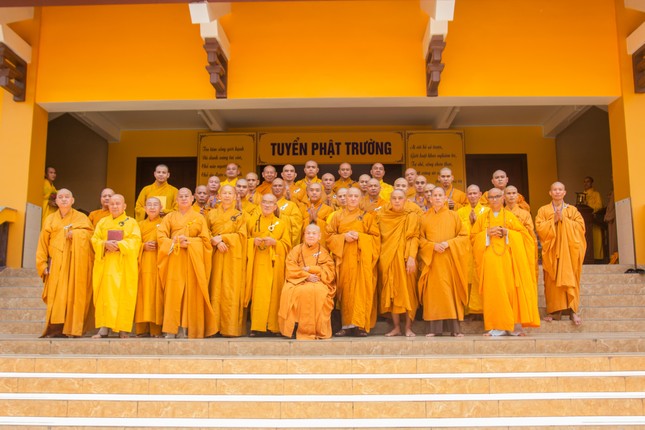 Hội đồng Thập sư chụp ảnh lưu niệm cùng các tân Tỳ-kheo Hội đồng Thập sư chụp ảnh lưu niệm cùng các tân Tỳ-kheo