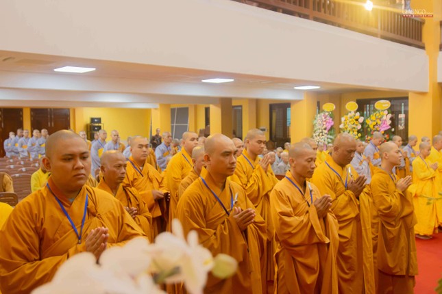 Các giới tử chí thành lắng nghe lời huấn từ của chư tôn giáo phẩm