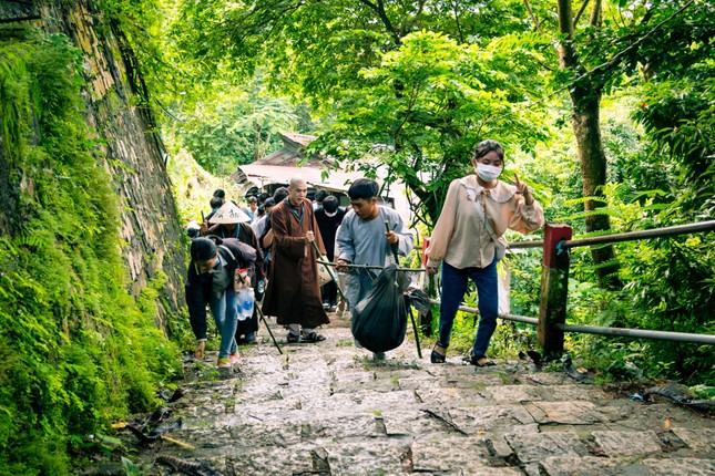 Các bạn hành bộ leo núi để đến được chùa Vạn Linh