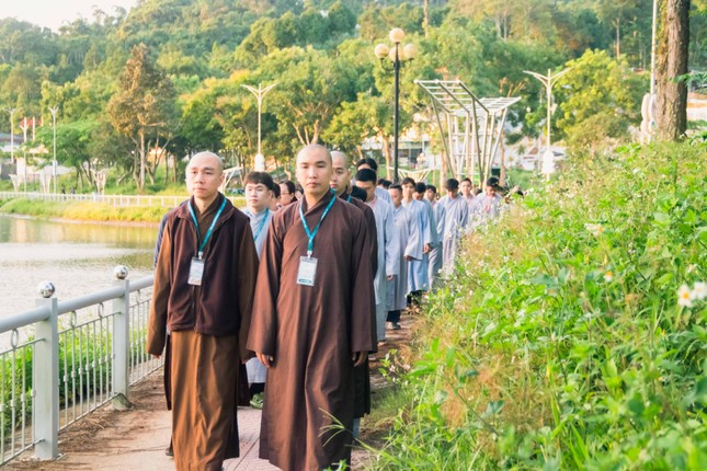 Thực tập thiền hành quanh bờ hồ Thủy Liêm