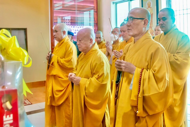 Chư tôn đức dâng hương tưởng niệm Chư tôn đức dâng hương tưởng niệm