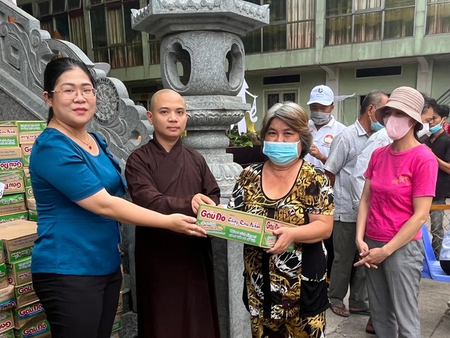 Đại diện chư Tăng chùa Vạn Đức tặng quà đến bà con có hoàn cảnh khó khăn Đại diện chư Tăng chùa Vạn Đức tặng quà đến bà con có hoàn cảnh khó khăn