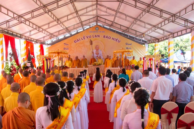 Giây phút lắng đọng tưởng nhớ đến ân đức sinh thành Giây phút lắng đọng tưởng nhớ đến ân đức sinh thành