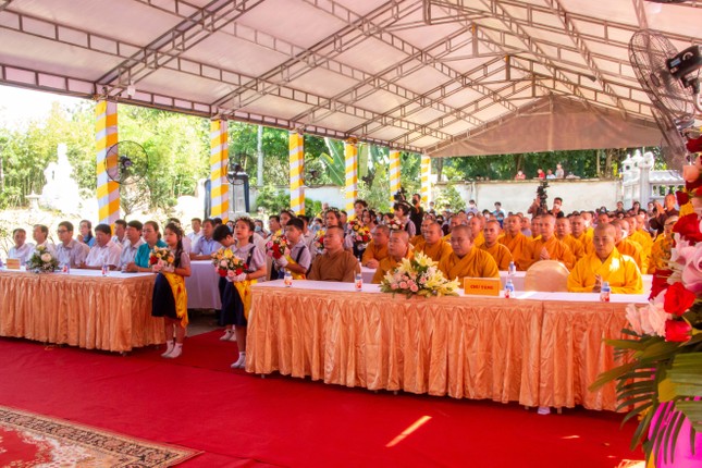 Chư tôn đức Tăng Ni và đông đảo Phật tử tham dự Chư tôn đức Tăng Ni và đông đảo Phật tử tham dự