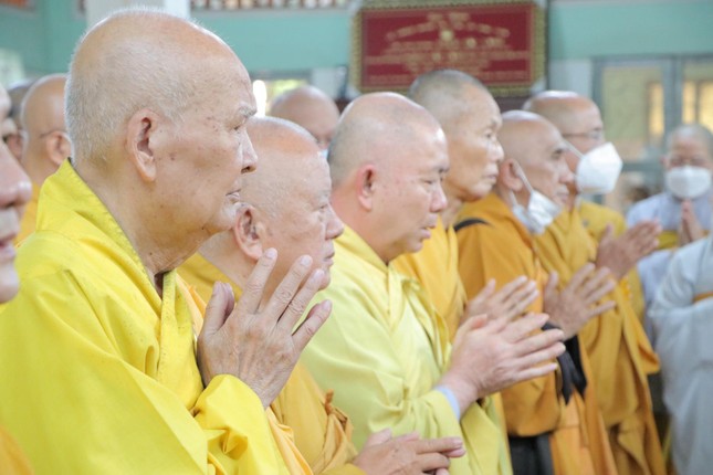 Chư tôn đức Tăng thành tâm hướng nguyện Chư tôn đức Tăng thành tâm hướng nguyện