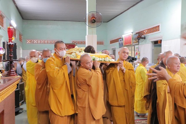 Cung thỉnh nhục thân Hòa thượng đến Giác linh đường Cung thỉnh nhục thân Hòa thượng đến Giác linh đường