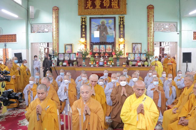 Môn đồ pháp quyến thành kính lắng nghe lời di ngôn của Hòa thượng tân viên tịch Môn đồ pháp quyến thành kính lắng nghe lời di ngôn của Hòa thượng tân viên tịch