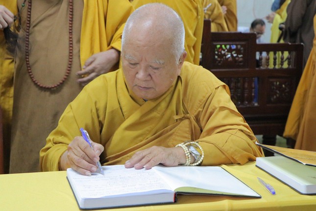 Hòa thượng Thích Thiện Minh ký sổ tang Hòa thượng Thích Thiện Minh ký sổ tang
