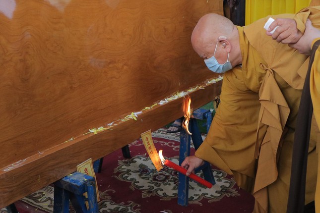 Cử hành nghi thức trà-tỳ Cử hành nghi thức trà-tỳ