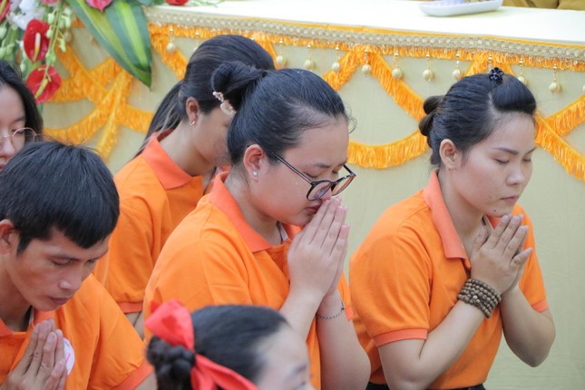 Phật tử tham dự xúc động khi nghĩ đến thâm ân của đấng sinh thành Phật tử tham dự xúc động khi nghĩ đến thâm ân của đấng sinh thành