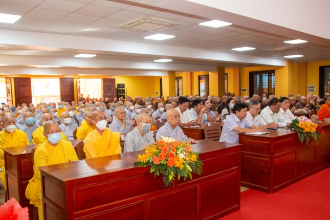 Chư tôn đức và lãnh đạo chính quyền các cấp tham dự