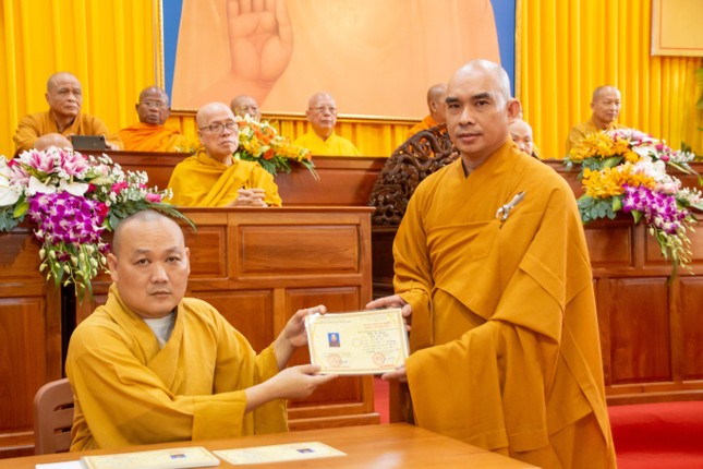 Thượng tọa Thích Viên Quang, Hiệu trưởng trường Trung cấp Phật học tỉnh trao bằng tốt nghiệp