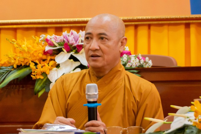 Hòa thượng Thích Huệ Thông chia sẻ tại buổi học đầu tiên