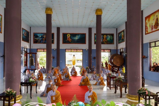 Giới tử Tăng tham gia tụng luật tại chánh điện chùa Sùng Ân Giới tử Tăng tham gia tụng luật tại chánh điện chùa Sùng Ân