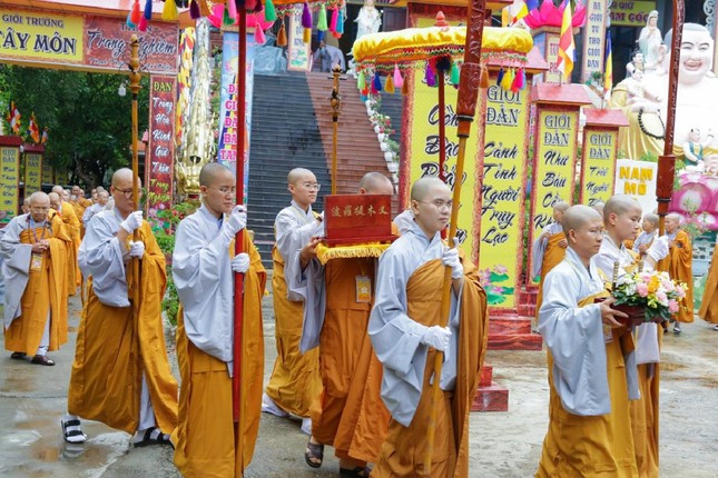 Chư Ni cung rước Giới bổn