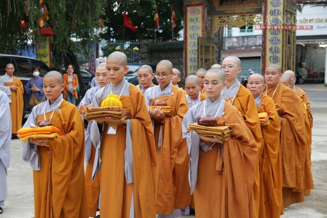 Giới tử Ni đến giới trường Tăng cầu pháp