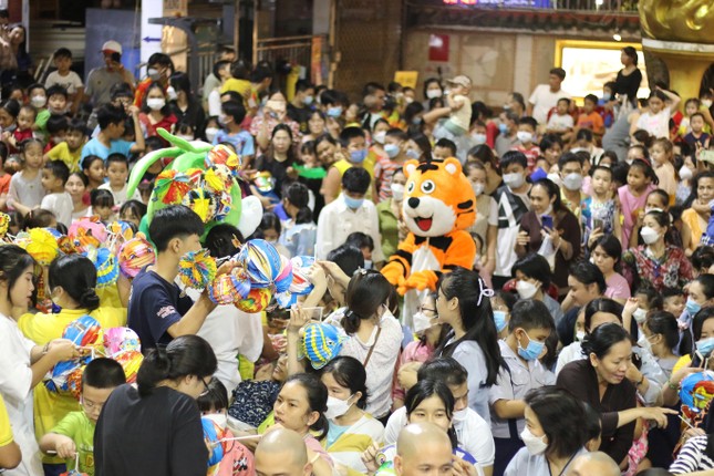 Các em thiếu nhi nhận lồng đèn từ Ban Tổ chức