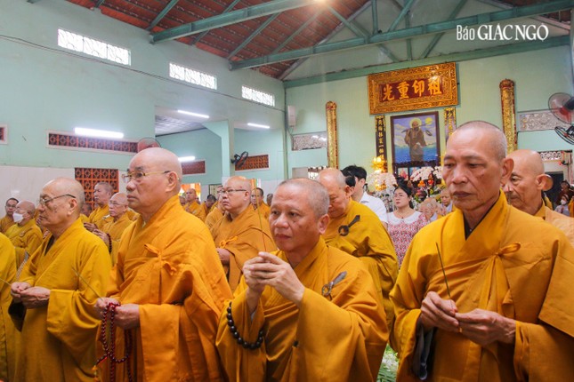 Chư tôn đức niêm hương